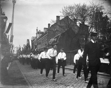 853332 Afbeelding van een optocht in de Poortstraat te Utrecht; rechts het huis Poortstraat 1.